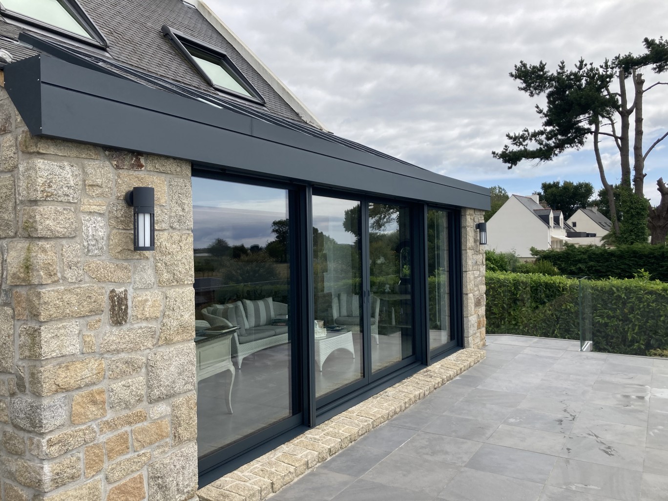Véranda contemporaine en aluminium à Noyalo