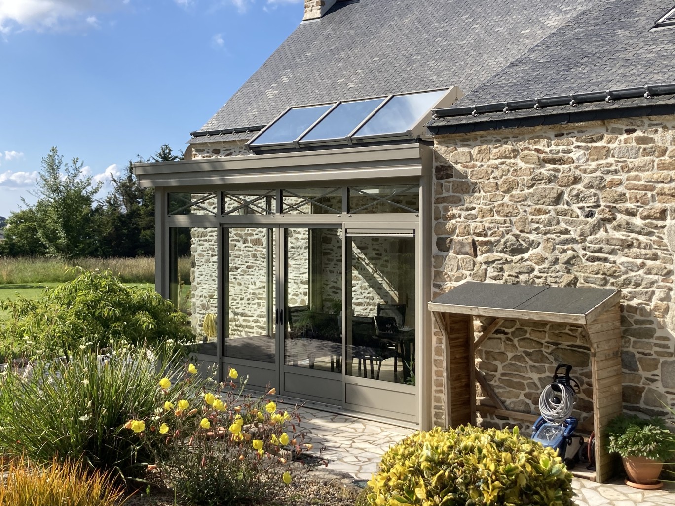 Extension en aluminium avec puit de lumière à Surzur