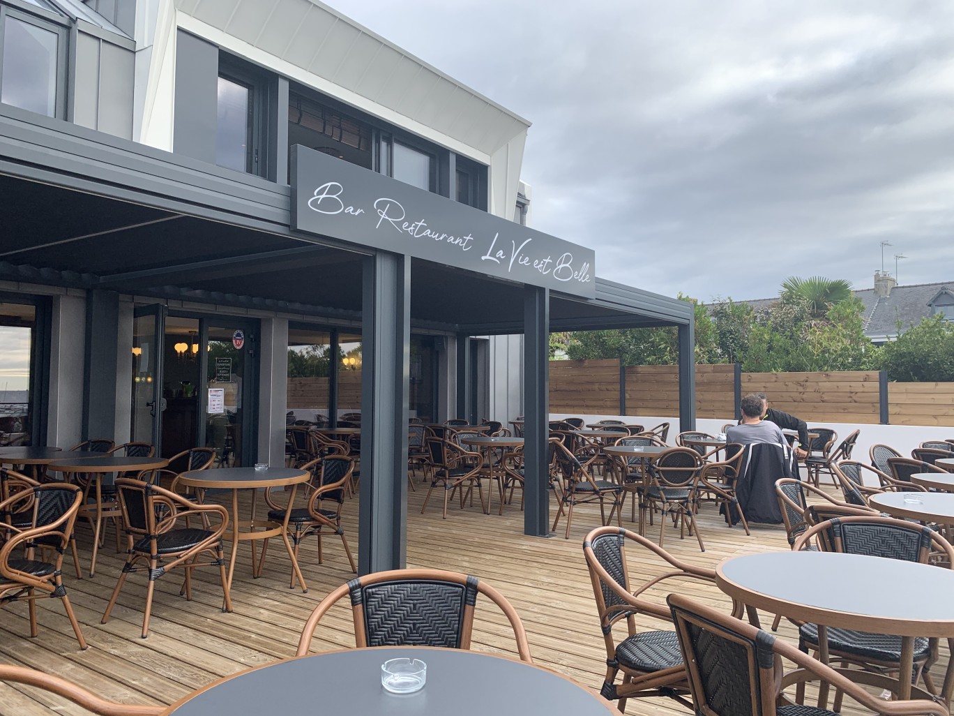 Pergola à lames pour le restaurant La Vie est Belle à Ploemeur