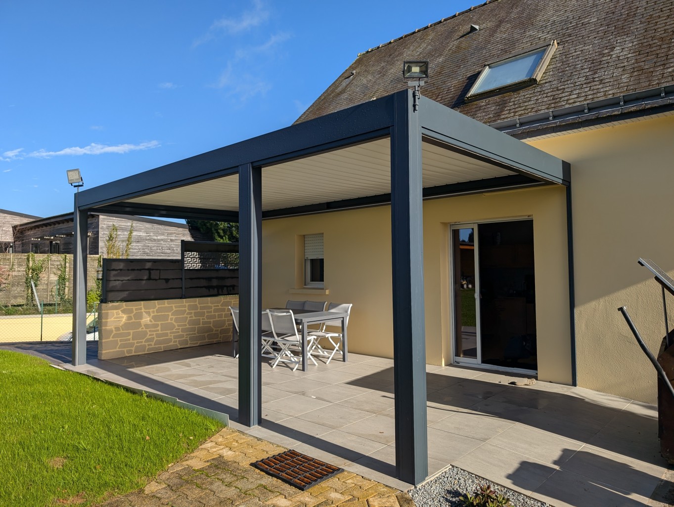 Pergola bioclimatique à lames orientables à Ménéac